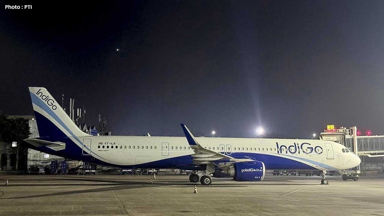 ਇੰਡੀਗੋ ਦੀਆਂ ਉਡਾਣਾਂ ‘ਚ ਹੜਕੰਪ! ਆਖ਼ਿਰ ਕਿਹੜੀ ਵਜ੍ਹਾ ਨਾਲ ਪੰਜ ਦਿਨਾਂ ਤੋਂ ਯਾਤਰੀ ਹੋ ਰਹੇ ਪਰੈਸ਼ਾਨ?