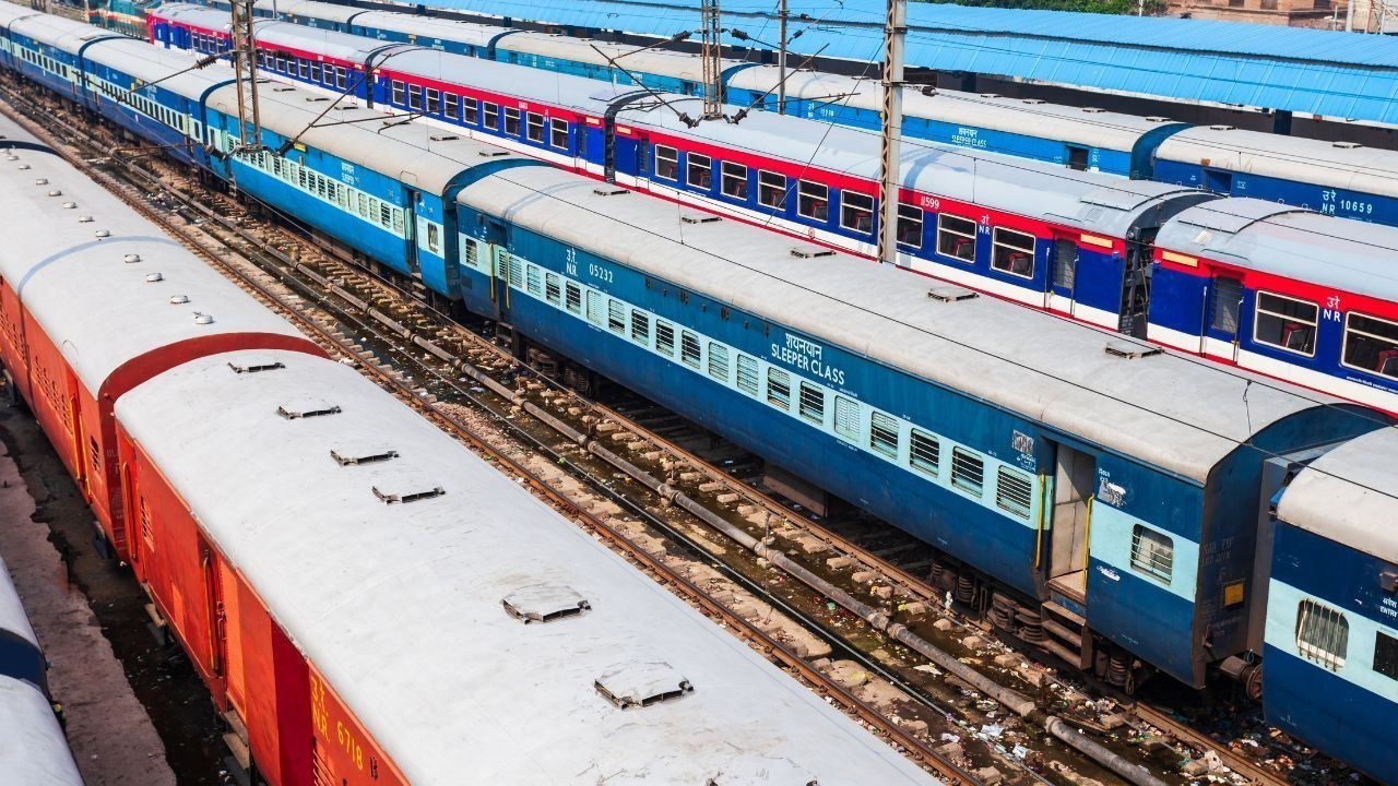 ਉਡਾਣਾਂ ਰੱਦ ਹੋਣ ਨਾਲ ਯਾਤਰਾ ਪ੍ਰਭਾਵਿਤ; 8 ਦਸੰਬਰ ਨੂੰ ਚਲੀਆਂ ਵਿਸ਼ੇਸ਼ ਰੇਲਗੱਡੀਆਂ, ਹਜ਼ਾਰਾਂ ਯਾਤਰੀਆਂ ਨੂੰ ਮਿਲੀ ਤੁਰੰਤ ਰਾਹਤ