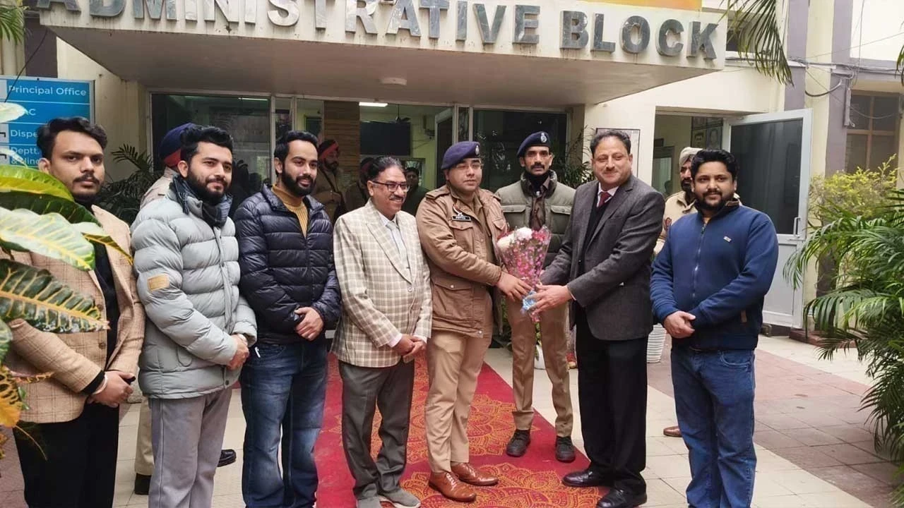 ਗੁਰਦਾਸਪੁਰ ਸਰਹੱਦੀ ਖੇਤਰ ‘ਚ ਨਸ਼ਿਆਂ ਖ਼ਿਲਾਫ਼ ਜੰਗ: ਡੀਆਈਜੀ ਸੰਦੀਪ ਗੋਇਲ ਨੇ ਡਿਫੈਂਸ ਕਮੇਟੀਆਂ ਨਾਲ ਕੀਤੀ ਵਿਸ਼ੇਸ਼ ਮੀਟਿੰਗ