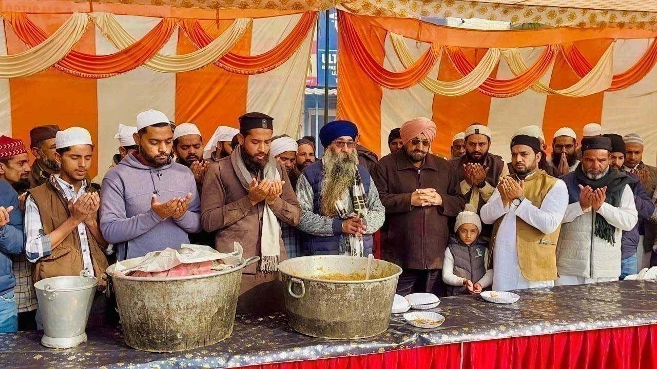 ਵਿਧਾਇਕ ਰੰਧਾਵਾ ਨੇ ਡੇਰਾਬੱਸੀ ਮੁਸਲਿਮ ਵੈੱਲਫੇਅਰ ਕਮੇਟੀ ਵਲੋਂ ਸਾਹਿਬਜ਼ਾਦੀਆ ਦੀ ਯਾਦ ਵਿੱਚ ਲਗਾਏ ਲੰਗਰ