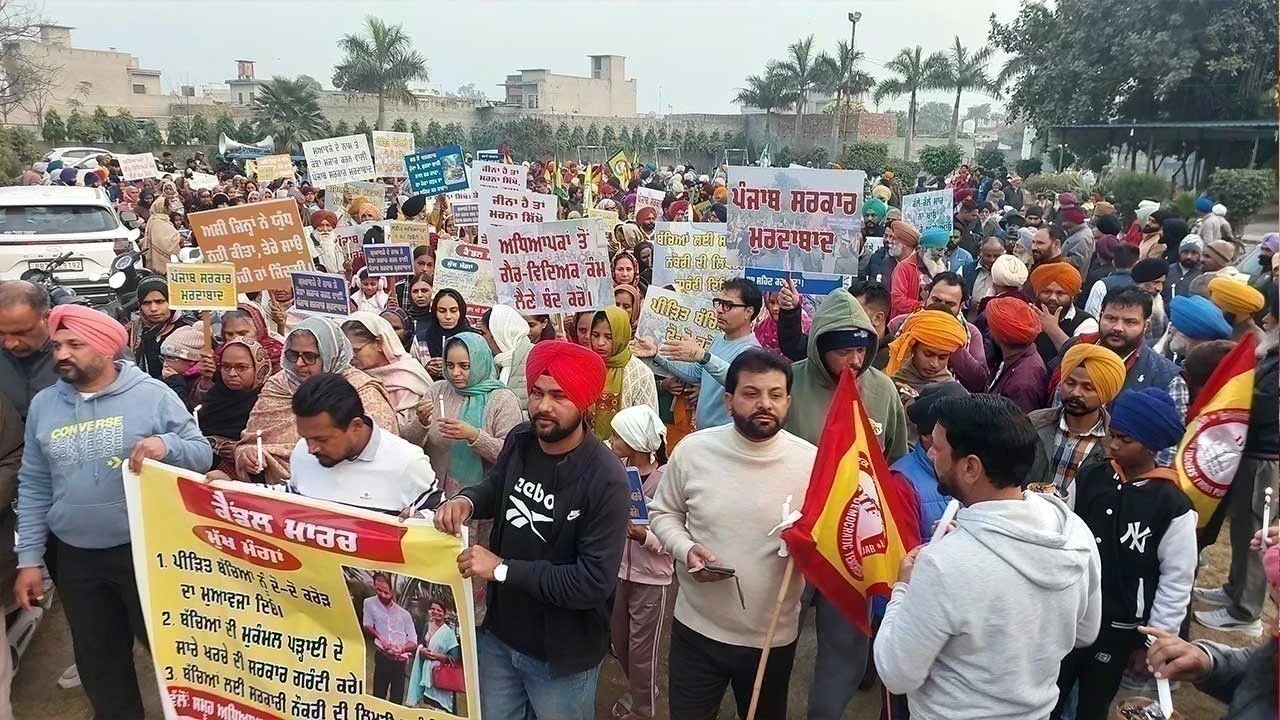 ਮੋਗਾ ਵਿੱਚ ਮ੍ਰਿਤਕ ਅਧਿਆਪਕ ਦੰਪਤੀ ਲਈ ਅਧਿਆਪਕ ਯੂਨੀਅਨ ਦਾ ਮੋਮਬੱਤੀ ਮਾਰਚ