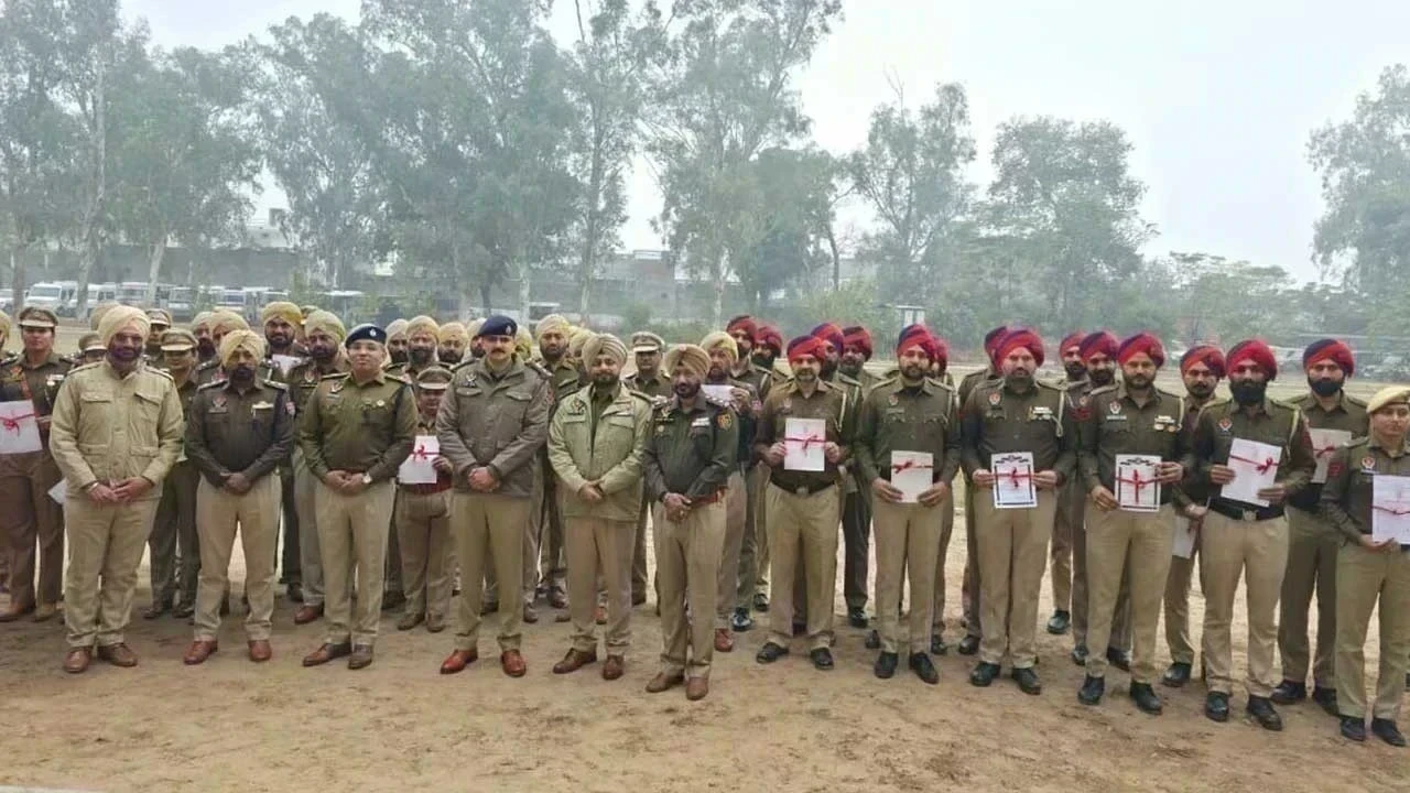ਮੋਗਾ ਪੁਲਿਸ ਦੀ ਸ਼ਾਨਦਾਰ ਕਾਰਗੁਜ਼ਾਰੀ ਨੂੰ ਵੱਡੀ ਮਾਨਤਾ, SSP ਵੱਲੋਂ DGP Disc ਤੇ CC ਸਨਮਾਨਾਂ ਨਾਲ ਜਵਾਨ ਸਨਮਾਨਿਤ