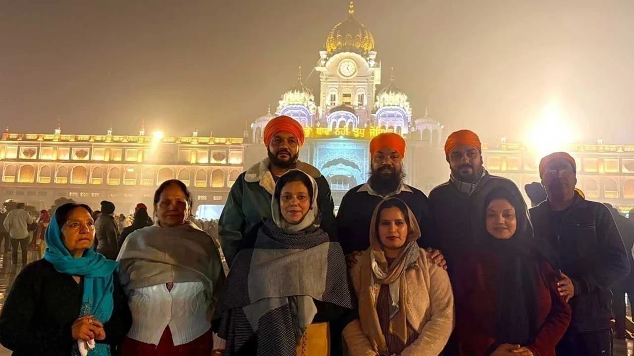 ਨਵੇਂ ਸਾਲ ਦੀ ਸ਼ੁਰੂਆਤ ਸ੍ਰੀ ਦਰਬਾਰ ਸਾਹਿਬ ਤੋਂ: ਦਿਨੇਸ਼ ਬੱਸੀ ਨੇ ਪਰਿਵਾਰ ਸਮੇਤ ਟੇਕਿਆ ਮੱਥਾ, ਸਰਬੱਤ ਦੇ ਭਲੇ ਦੀ ਅਰਦਾਸ