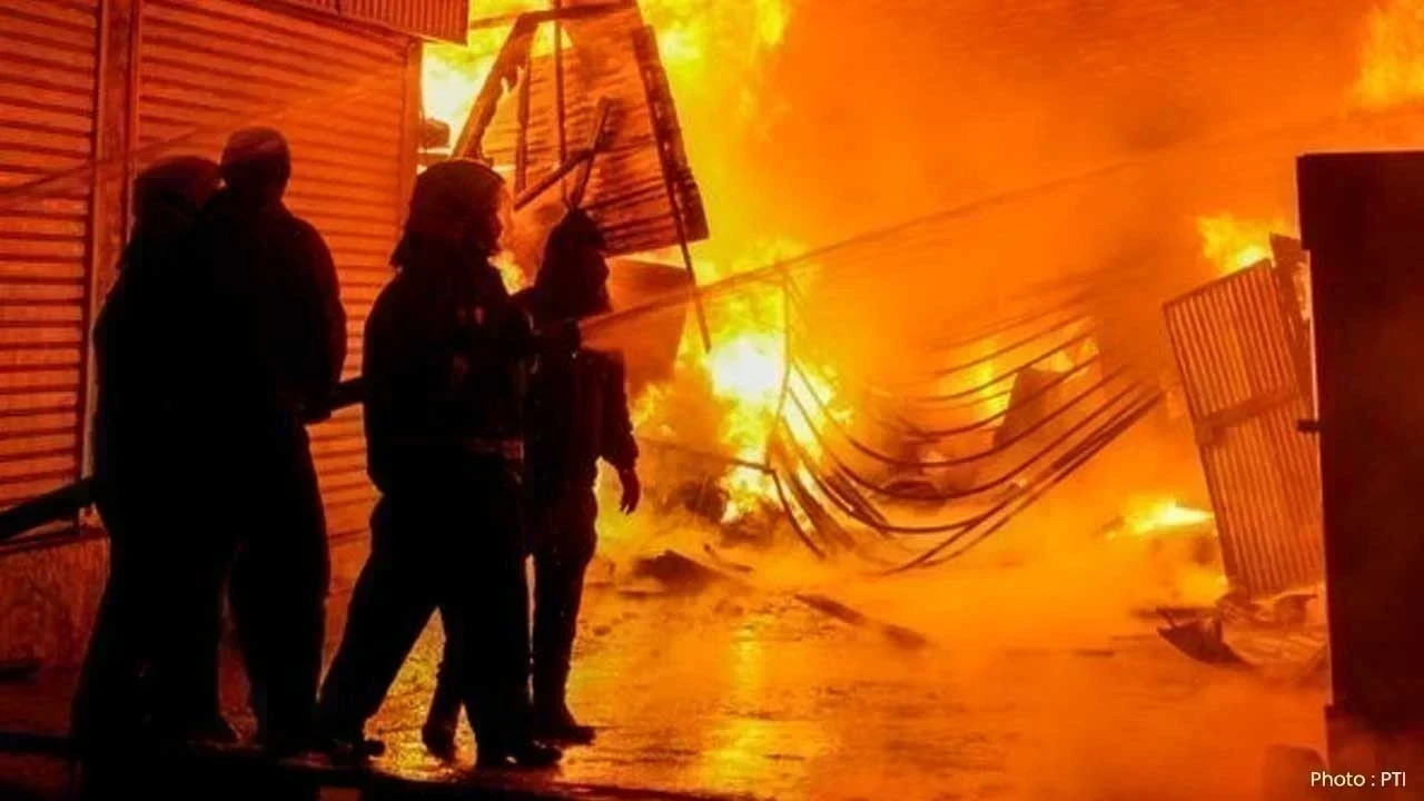 ਸ੍ਰੀਨਗਰ ਦੇ ਬਰਜ਼ੱਲਾ ਖੇਤਰ ਵਿੱਚ ਭਿਆਨਕ ਅੱਗ, ਕਾਰਪੇਟ ਫੈਕਟਰੀ ਸਮੇਤ ਕਈ ਵਪਾਰਕ ਇਕਾਈਆਂ ਸੜ ਕੇ ਸੁਆਹ