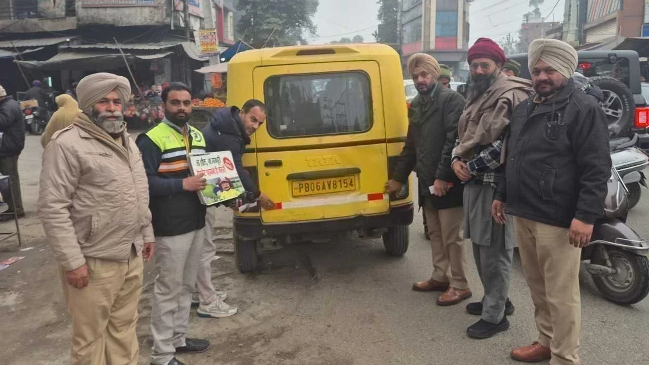 ਰੋਡ ਸੇਫਟੀ ਮਹੀਨੇ ਦੇ ਮੌਕੇ ‘ਤੇ ਜਾਗਰੂਕਤਾ ਸਮਾਗਮ, ਵਾਹਨਾਂ ‘ਤੇ ਰਿਫਲੈਕਟਰ ਅਤੇ ਟੇਪ ਲਗਾਈ ਗਈ