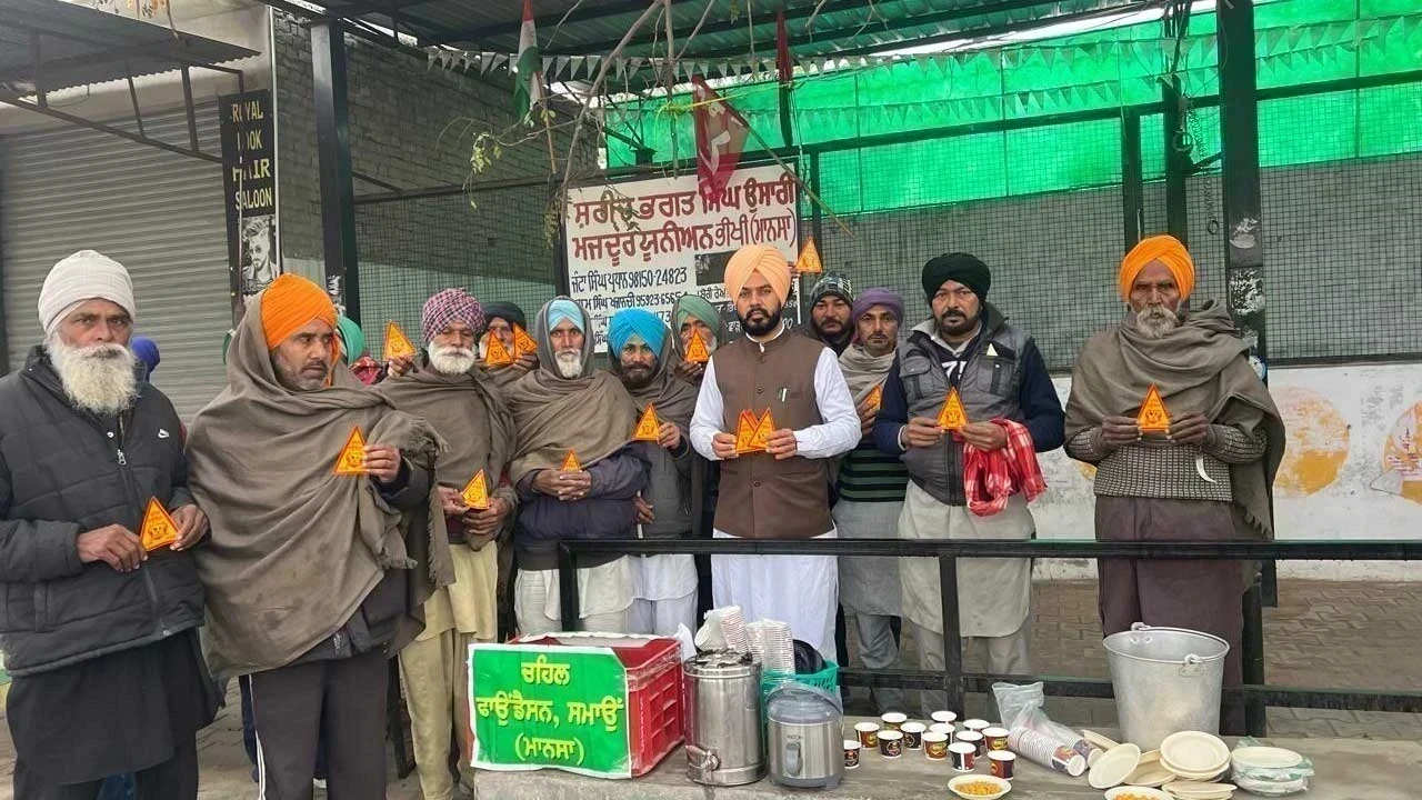 ਡਾਕਟਰ ਗੁਰਤੇਜ ਸਿੰਘ ਚਹਿਲ, ਚੇਅਰਮੈਨ ਚਹਿਲ ਫਾਊਂਡੇਸ਼ਨ ਵੱਲੋਂ ਧੁੰਦ ਕਾਰਨ ਸੜਕ ਹਾਦਸਿਆਂ ਤੋਂ ਬਚਾਅ ਲਈ ਰੈਫਲੈਕਟਰ ਵੰਡੇ