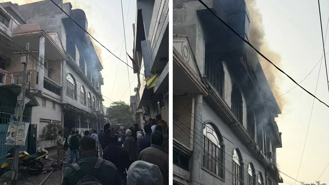 ਹੋਜਰੀ ਗੋਇਲ ਵਿੱਚ ਭਿਆਨਕ ਅੱਗ: ਗਲੀ ਨੰਬਰ 5 ਵਿੱਚ ਤਿੰਨ ਘੰਟਿਆਂ ਤੱਕ ਜੁਝਦੇ ਰਹੇ ਲੋਕ