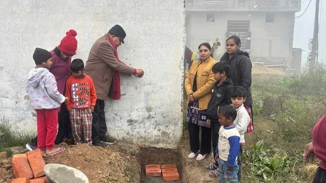 National Awardee Romesh Mahajan ਨੇ ਖੇਡ ਮੈਦਾਨ ਦਾ ਨੀਂਹ ਪੱਥਰ ਰੱਖਿਆ