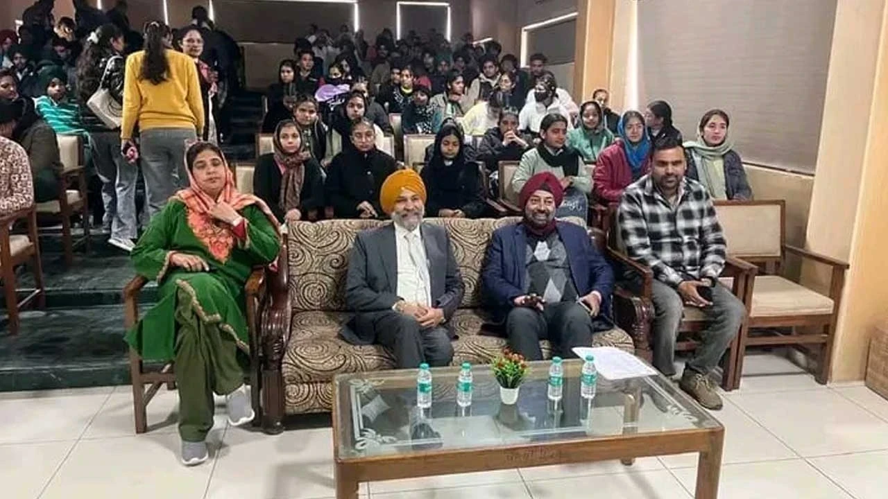 Road Safety Awareness: ਬੁਢਲਾਡਾ ਦੇ ਗੁਰੂ ਨਾਨਕ ਕਾਲਜ ਵਿੱਚ ਵਿਦਿਆਰਥੀਆਂ ਨੂੰ ਸੜਕੀ ਨਿਯਮਾਂ ਬਾਰੇ ਜਾਗਰੂਕ ਕੀਤਾ ਗਿਆ