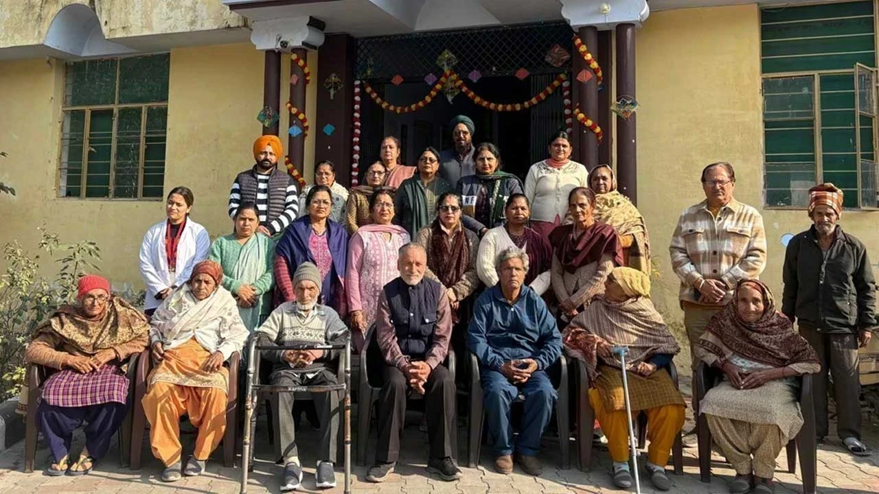 Social Service: ਮਹਿਲਾ ਵਿੰਗ ਸਭਾ ਪਠਾਨਕੋਟ ਵੱਲੋਂ ਬ੍ਰਿਧ ਆਸ਼ਰਮ ‘ਚ ਮਾਨਵਤਾ ਦੀ ਸੇਵਾ ਵਿੱਚ ਯੋਗਦਾਨ