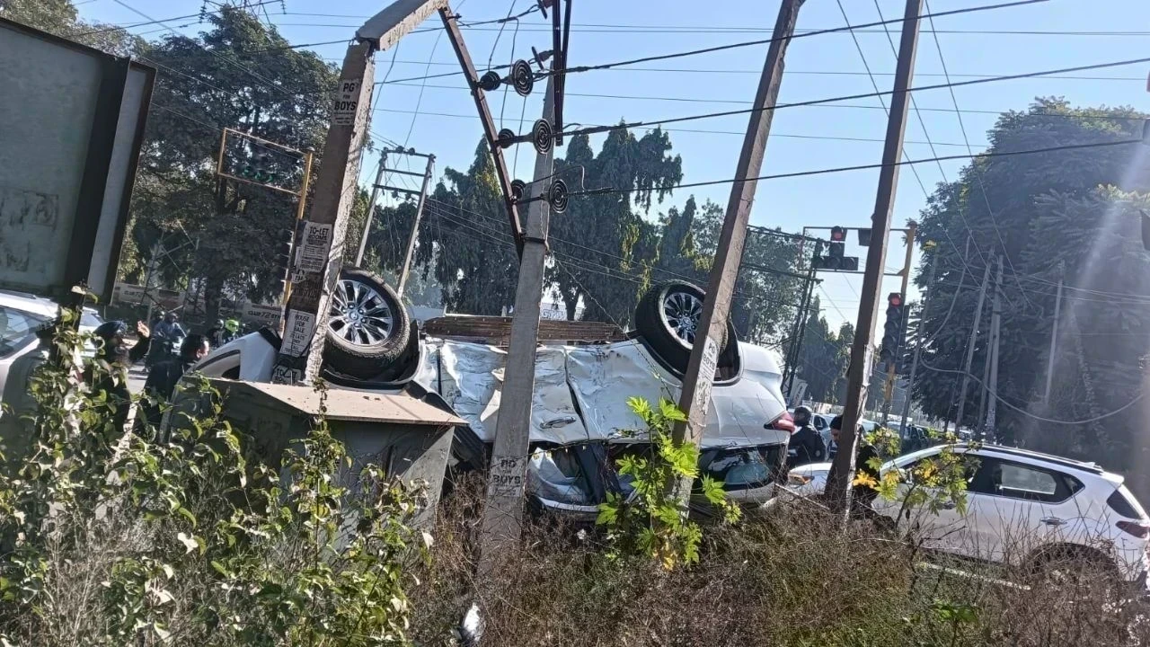 ਮੋਹਾਲੀ ਫੇਜ਼-8 ਵਿੱਚ ਤੇਜ਼ ਰਫ਼ਤਾਰ ਫੋਰਚੂਨਰ ਹਾਦਸੇ ਦਾ ਸ਼ਿਕਾਰ, 4 ਲੋਕਾਂ ਦੀ ਮੌਤ