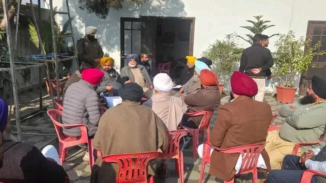 ਵਿਧਾਇਕ ਗੁਰਦੀਪ ਸਿੰਘ ਰੰਧਾਵਾ ਨੇ ਲੋਕ ਮਿਲਣੀ ਦੌਰਾਨ ਲੋਕਾਂ ਦੀਆਂ ਮੁਸ਼ਕਿਲਾਂ ਸੁਣ ਕੇ ਕੀਤੀਆਂ ਹੱਲ