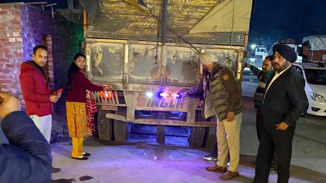 ਰੋਡ ਸੇਫਟੀ ਮਹੀਨਾ: ਗੁਰਦਾਸਪੁਰ ‘ਚ ਟਰੱਕ ਚਾਲਕਾਂ ਲਈ ਓਵਰਲੋਡ ਖ਼ਿਲਾਫ਼ ਜਾਗਰੂਕਤਾ ਸੈਮੀਨਾਰ