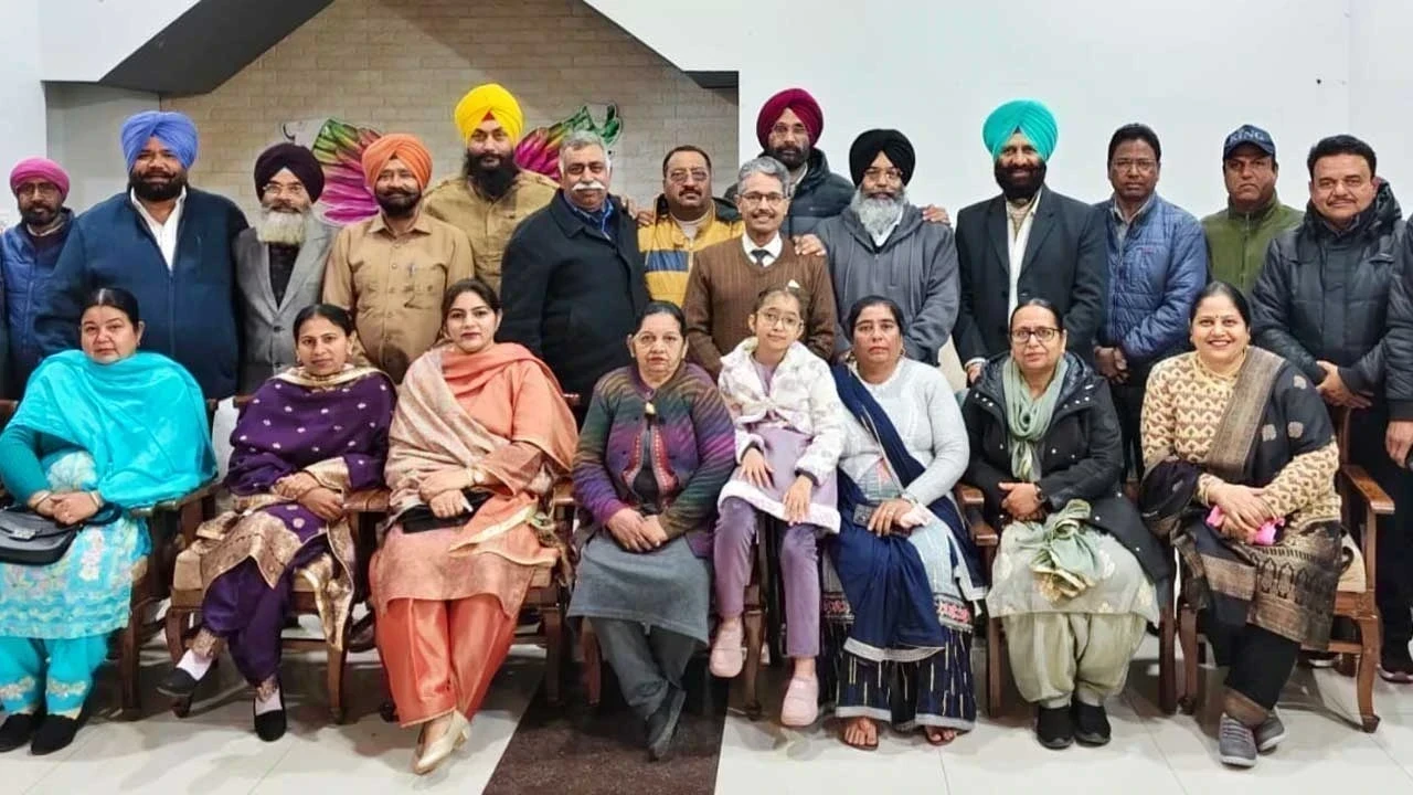 1983 ਦੇ ਦੋਸਤਾਂ ਦੀ ਯਾਦਗਾਰ ਪਰਿਵਾਰਕ ਮਿਲਣੀ, “ਬੜੇ ਚੇਤੇ ਆਉਂਦੇ ਨੇ ਯਾਰ” ਦੇ ਗੀਤ ਨਾਲ ਭਰਪੂਰ ਮਹਿਫਲ