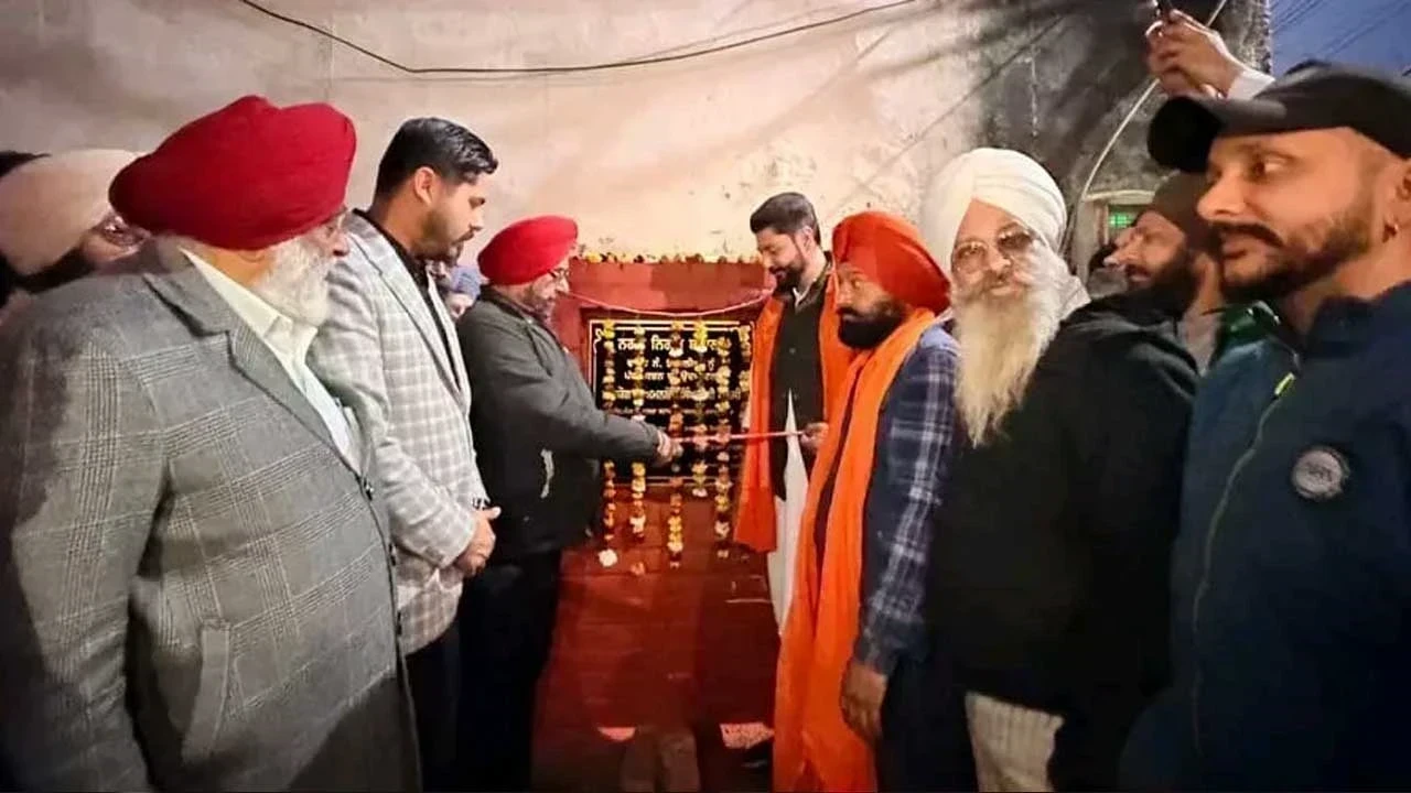 ਵਿਧਾਇਕ ਸ਼ੈਰੀ ਕਲਸੀ ਵੱਲੋਂ ਨਿਊ ਗੋਬਿੰਦ ਨਗਰ ਵਿਚ 35 ਸਾਲ ਪੁਰਾਣੀ ਸਮੱਸਿਆ ਦਾ ਹੱਲ, ਗਲੀਆਂ ਬਣਾਉਣ ਦਾ ਨੀਂਹ ਪੱਥਰ ਰੱਖਿਆ