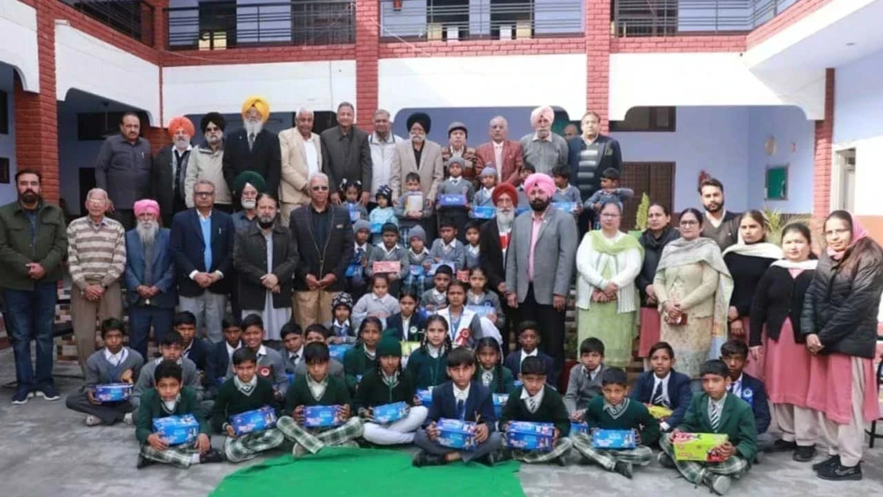 ਫਰੀਦਕੋਟ ਵਿੱਚ ਸੀਨੀਅਰ ਸਿਟੀਜਨ ਵੈਲਫੇਅਰ ਐਸੋਸੀਏਸ਼ਨ ਵੱਲੋਂ ਲੋੜਵੰਦ ਬੱਚਿਆਂ ਨੂੰ ਜੁਰਾਬਾਂ ਤੇ ਬੂਟ ਵੰਡੇ ਗਏ