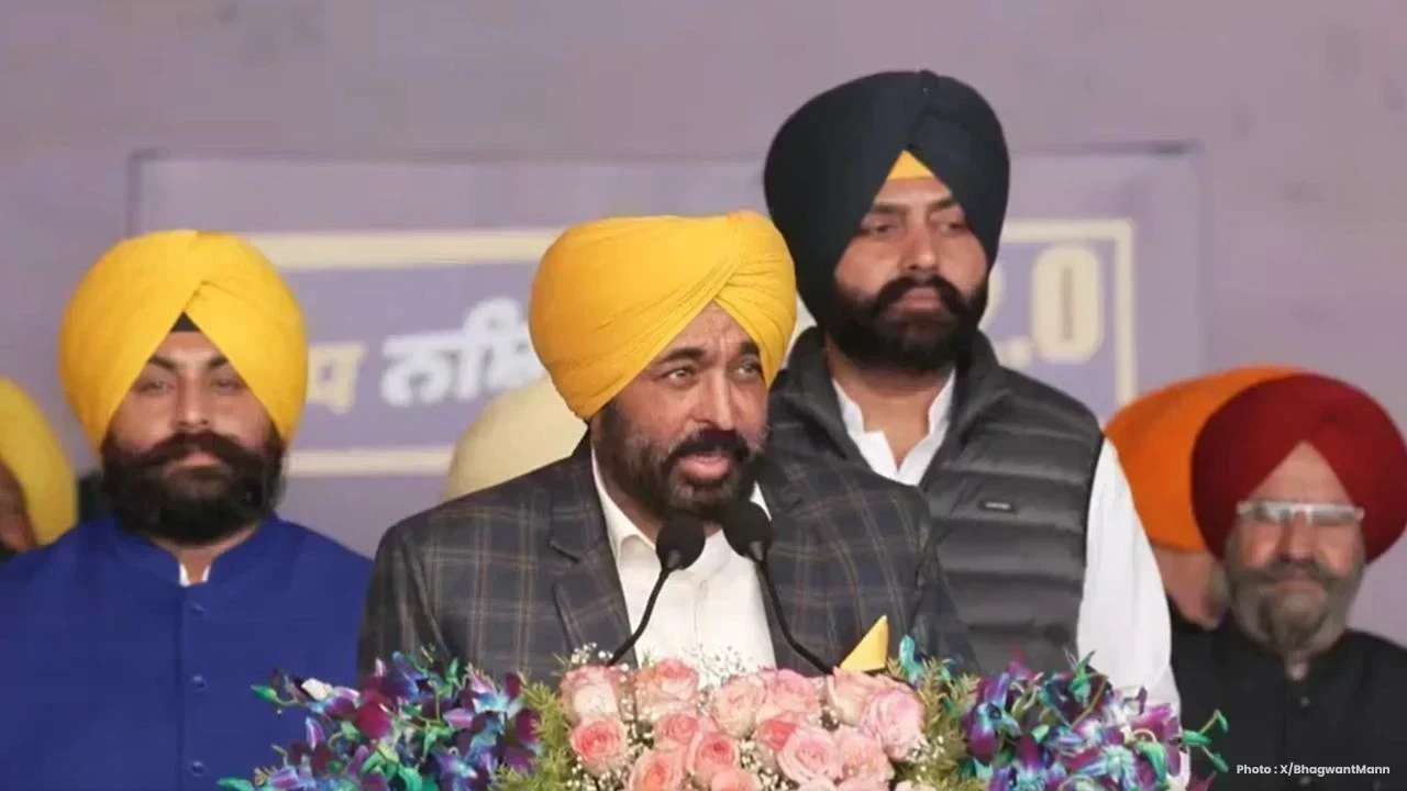 ਮੋਗਾ 'ਚ ਹੋਏ ਵਿਸ਼ਾਲ ਰੈਲੀ 'ਚ CM ਮਾਨ ਨੇ ਕੀਤੀ ਸ਼ਿਰਕਤ, ਵਿਰੋਧੀਆਂ 'ਤੇ ਸਾਧਿਆ ਨਿਸ਼ਾਨਾ, ਕਿਹਾ - ਜ਼ਮਾਨਤਾਂ 'ਤੇ ਬਾਹਰ ਆ ਕੇ ਮੁੱਛਾਂ ਨੂੰ ਵੱਟ ਦੇ ਰਹੇ ਵਿਰੋਧੀ