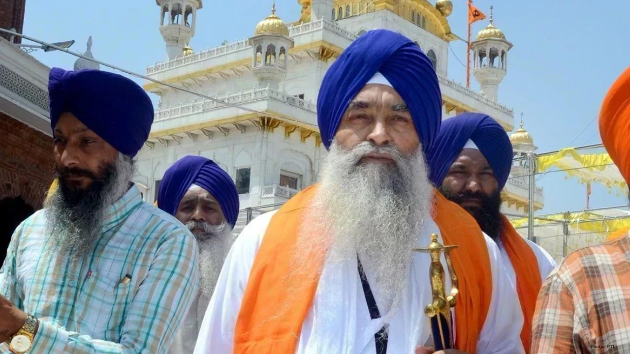 SGPC ਨੇ ਗਿਆਨੀ ਰਘਬੀਰ ਸਿੰਘ 'ਤੇ ਕੀਤੀ ਵੱਡੀ ਕਾਰਵਾਈ, ਸ੍ਰੀ ਹਰਿਮੰਦਰ ਸਾਹਿਬ ਦੇ ਹੈਡ ਗ੍ਰੰਥੀ ਦੇ ਅਹੁਦੇ ਤੋਂ ਕੀਤਾ ਬਰਖ਼ਾਸਤ