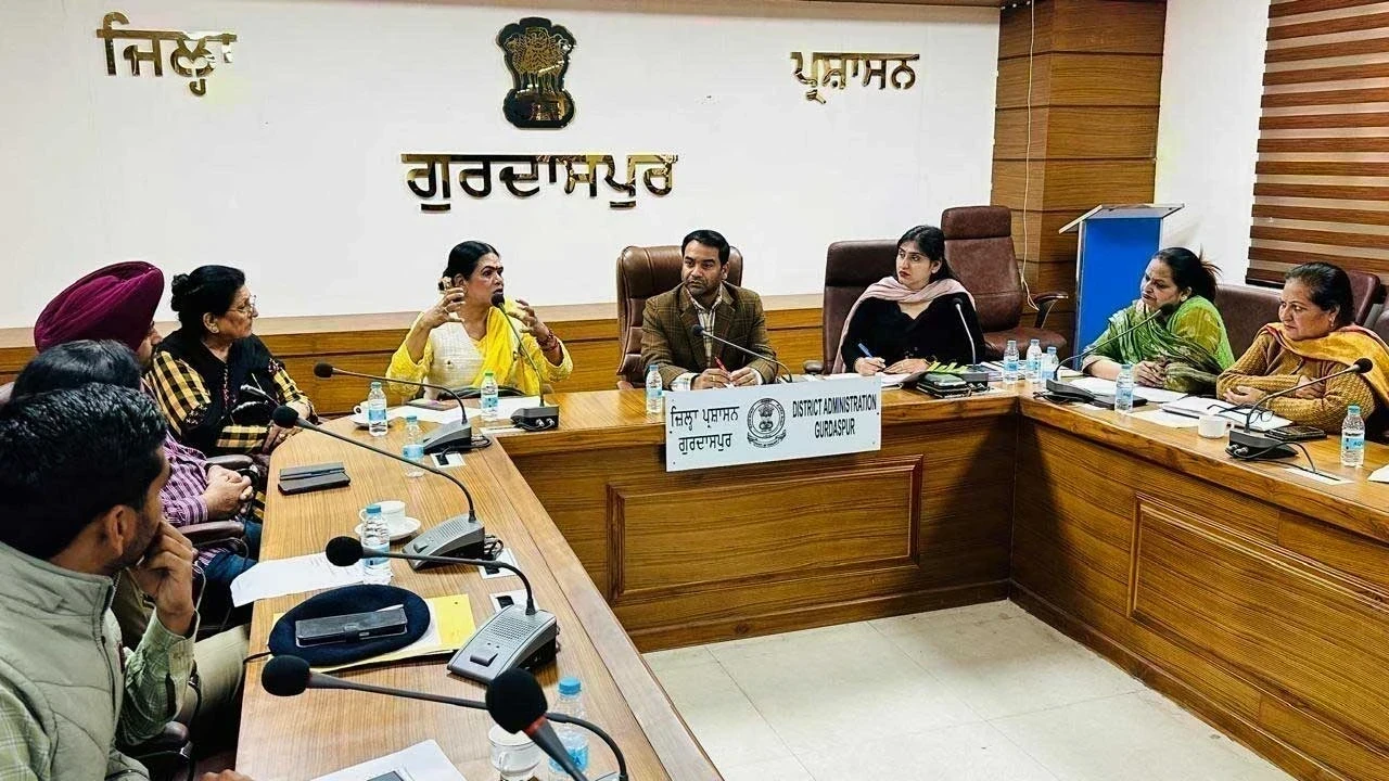 ਗੁਰਦਾਸਪੁਰ ‘ਚ ਟਰਾਂਸਜੈਂਡਰ ਹੱਕਾਂ ਲਈ ਵੱਡਾ ਕਦਮ, ਪ੍ਰੋਟੈਕਸ਼ਨ ਸੈੱਲ ਦੀ ਜ਼ਿਲ੍ਹਾ ਪੱਧਰੀ ਮੀਟਿੰਗ ‘ਚ ਸਮੱਸਿਆਵਾਂ ‘ਤੇ ਚਰਚਾ