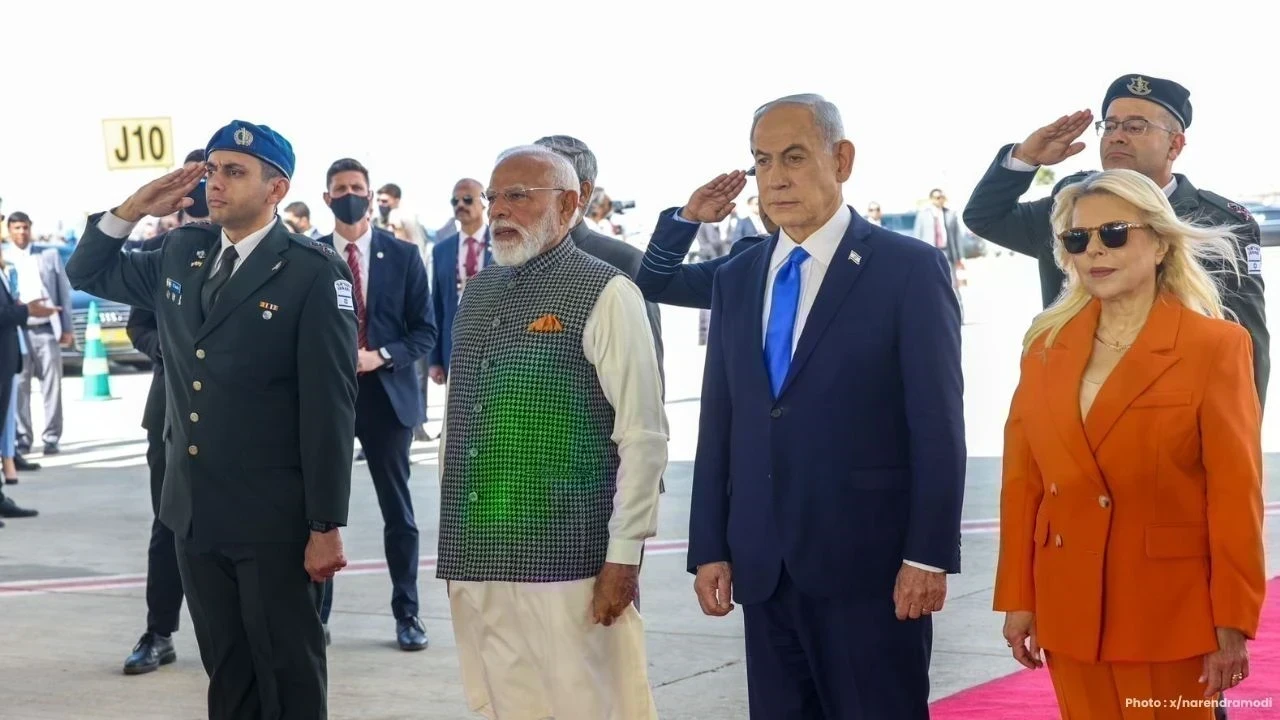 ਇਜ਼ਰਾਈਲ ‘ਚ PM ਮੋਦੀ ਦਾ ਸ਼ਾਨਦਾਰ ਸਵਾਗਤ, ਹਵਾਈ ਅੱਡੇ 'ਤੇ ਨੇਤਨਯਾਹੂ ਨੇ ਲਗਾਇਆ ਗਲੇ, ਮਿਲਿਆ ਗਾਰਡ ਆਫ਼ ਆਨਰ