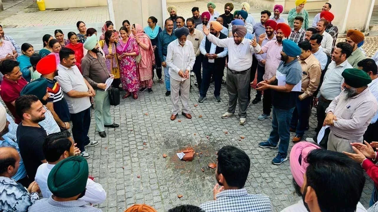 ਗੁਰਦਾਸਪੁਰ: ਮੁਲਾਜ਼ਮਾਂ ਨੇ ਸਰਕਾਰ ਦਾ ਘੜਾ ਭੰਨਿਆ, ਰੋਸ ਪ੍ਰਦਰਸ਼ਨ ਹੋਇਆ ਤੇਜ਼