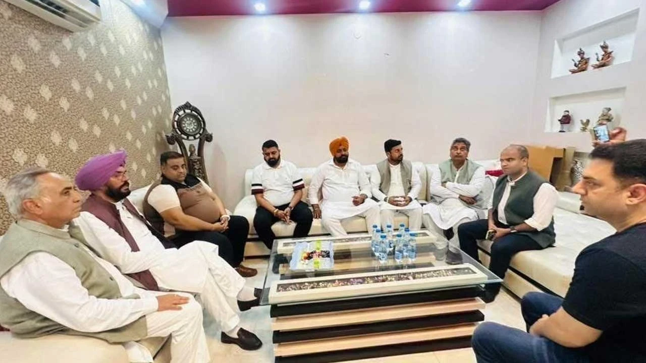 ਅਜਨਾਲਾ ਦੇ ਵਿਧਾਇਕ ਕੁਲਦੀਪ ਧਾਲੀਵਾਲ, ਗੁਰਦੀਪ ਰੰਧਾਵਾ ਅਤੇ ਰਮਨ ਬਹਿਲ ਨੇ ਗੁਰਦਾਸਪੁਰ ਵਿੱਚ ਲੁੱਟ ਦਾ ਸ਼ਿਕਾਰ ਸੁਨਿਆਰਾ ਪਰਿਵਾਰ ਨੂੰ ਮਿਲ ਕੇ ਦਿੱਤੀ ਸਹਾਇਤਾ