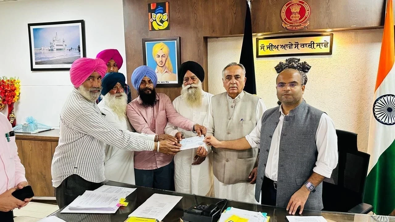 ਪੀੜਤ ਕਿਸਾਨ ਹੀਰਾ ਸਿੰਘ ਨੂੰ CM ਰਾਹਤ ਫੰਡ ਤੋਂ 2 ਲੱਖ ਦੀ ਮਾਲੀ ਸਹਾਇਤਾ