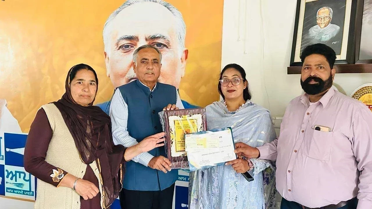 ਰਮਨ ਬਹਿਲ ਵਲੋਂ ਪਿੰਡ ਬੱਬੇਹਾਲੀ ਦੀ ਉੱਦਮੀ ਮਹਿਲਾ ਸੰਦੀਪ ਕੌਰ ਨੂੰ ਰਾਜ ਪੱਧਰੀ ਸਮਾਗਮ ਵਿੱਚ ਮਿਲੇ ਸਨਮਾਨ ‘ਤੇ ਦਿੱਤੀ ਮੁਬਾਰਕਬਾਦ