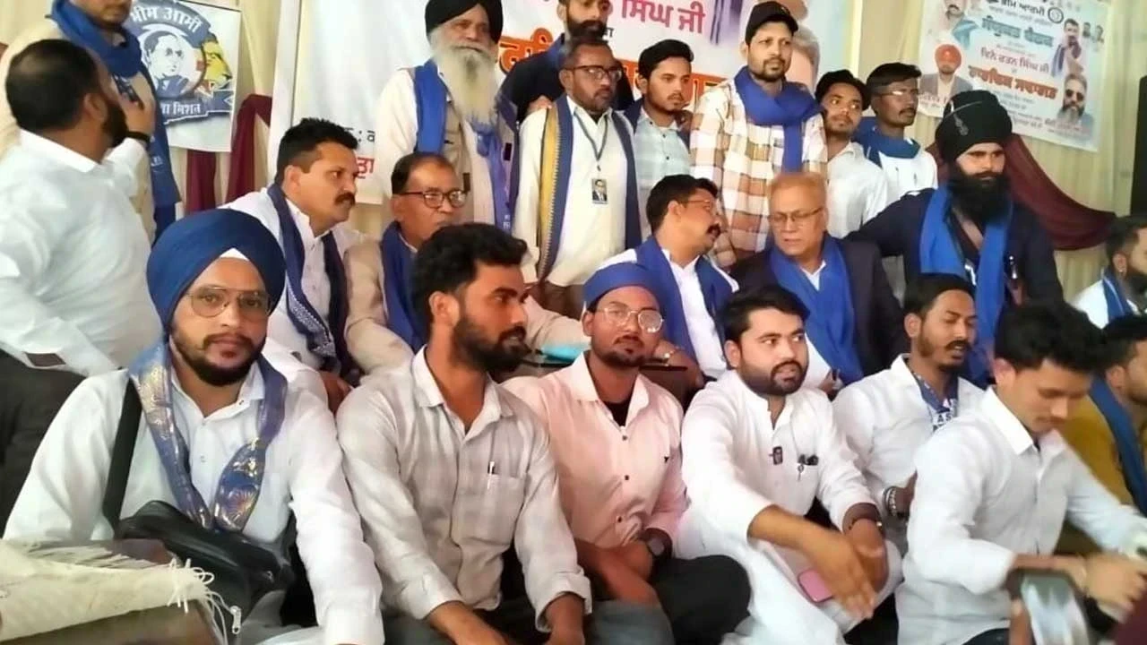 ਲੁਧਿਆਣਾ ਦੀ ਆਜ਼ਾਦ ਸਮਾਜ ਪਾਰਟੀ ਭੀਮ ਆਰਮੀ ਟੀਮ ਵੱਲੋਂ ਰਾਸ਼ਟਰੀ ਪ੍ਰਧਾਨ ਵਿਨੇ ਰਤਨ ਸਿੰਘ ਨਾਲ ਮੁਲਾਕਾਤ