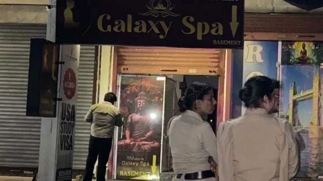 Jalandhar Spa Centre Raid News: ਗੜ੍ਹਾ ਰੋਡ ‘ਤੇ ਸਥਿਤ ਗਲੈਕਸੀ ਸਪਾ ਵਿੱਚ ਕਥਿਤ ਦੇਹ ਵਪਾਰ ਰੈਕੇਟ ਦਾ ਪੁਲਿਸ ਵੱਲੋਂ ਪਰਦਾਫਾਸ਼