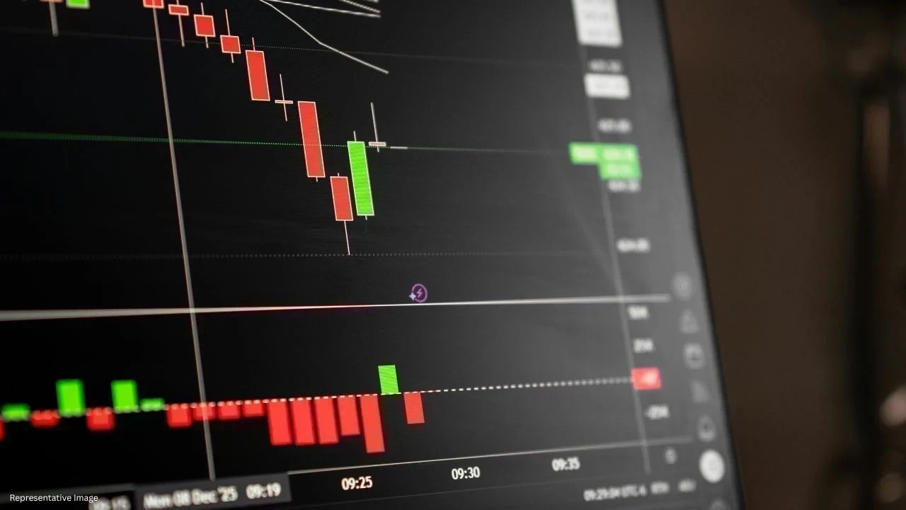 Stock Market Crash News : ਸੈਂਸੈਕਸ 1,100 ਅੰਕ ਡਿੱਗਿਆ, ਗਲੋਬਲ ਸੰਕੇਤਾਂ ਦੇ ਦਬਾਅ ਕਾਰਨ ਮਾਰਕੀਟ ਕਮਜ਼ੋਰ ਖੁੱਲ੍ਹੀ