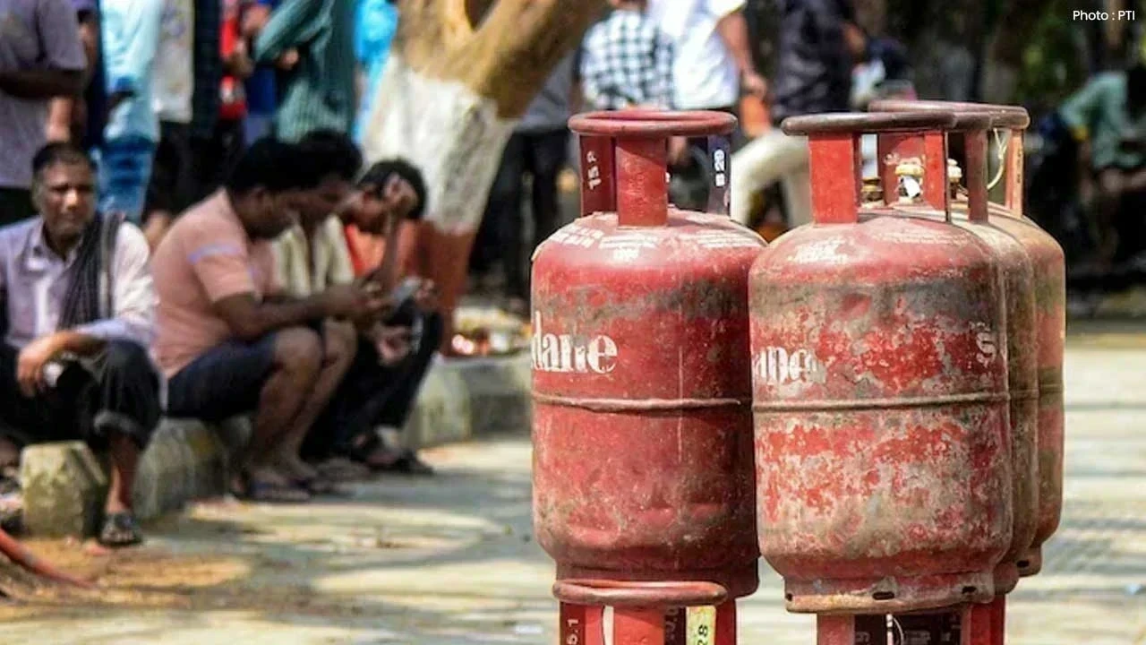 Commercial LPG Cylinder Price Hike: ਕਮਰਸ਼ੀਅਲ ਐਲਪੀਜੀ ਸਿਲੰਡਰ 195 ਰੁਪਏ ਮਹਿੰਗਾ, ਨਵੀਆਂ ਕੀਮਤਾਂ ਜਾਰੀ