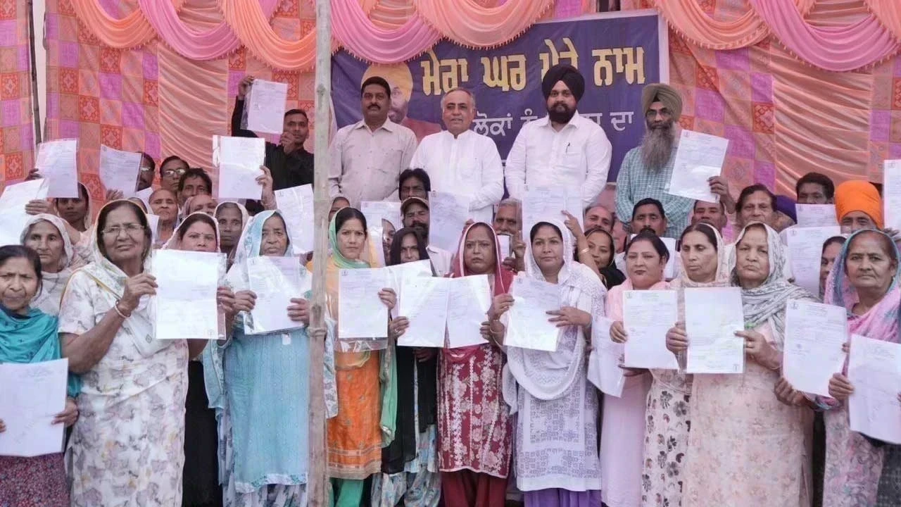 Mera Ghar Mere Naam Scheme : ਗੁਰਦਾਸਪੁਰ ਵਿੱਚ Raman Bahl ਨੇ 117 ਪਰਿਵਾਰਾਂ ਨੂੰ ਸੌਂਪੇ ਮਾਲਕਾਨਾ ਹੱਕ