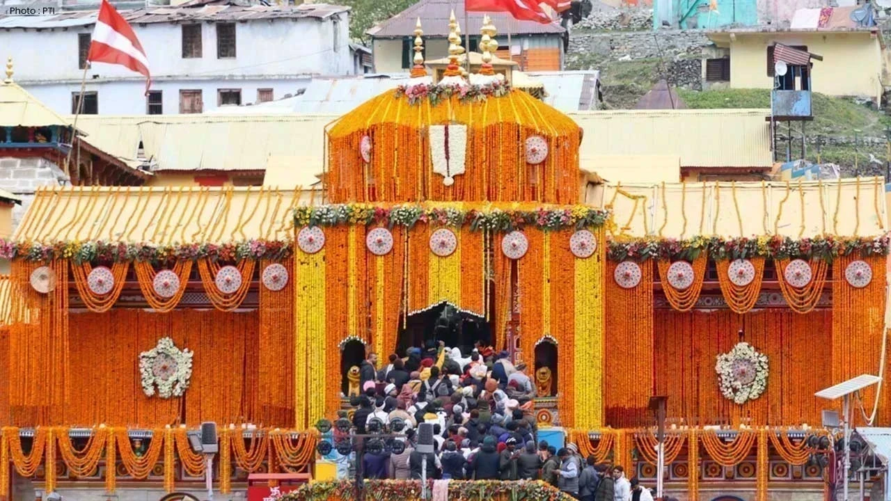 Badrinath Dham Doors Opens: ਬਦਰੀਨਾਥ ਧਾਮ ਦੇ ਖੁੱਲ੍ਹੇ ਕਪਾਟ, ਫੁੱਲਾਂ ਨਾਲ ਸਜਿਆ ਦਰਬਾਰ