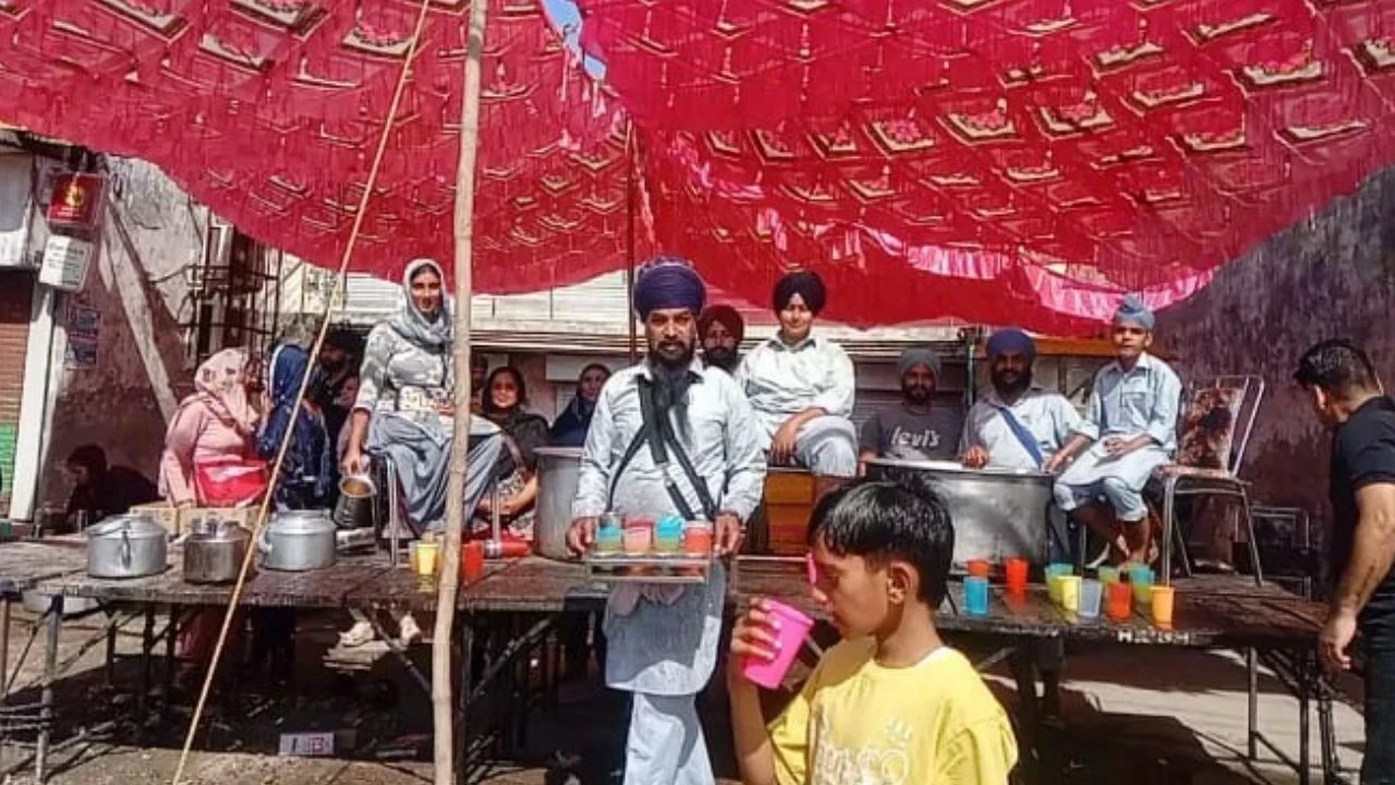 ਜਲੰਧਰ–ਪਠਾਨਕੋਟ ਹਾਈਵੇ ‘ਤੇ ਛਬੀਲ ਤੇ ਲੰਗਰ ਸੇਵਾ, ਸੇਵਾਦਾਰਾਂ ਨੇ ਦਿੱਤਾ ਭਾਈਚਾਰੇ ਦਾ ਸੁਨੇਹਾ