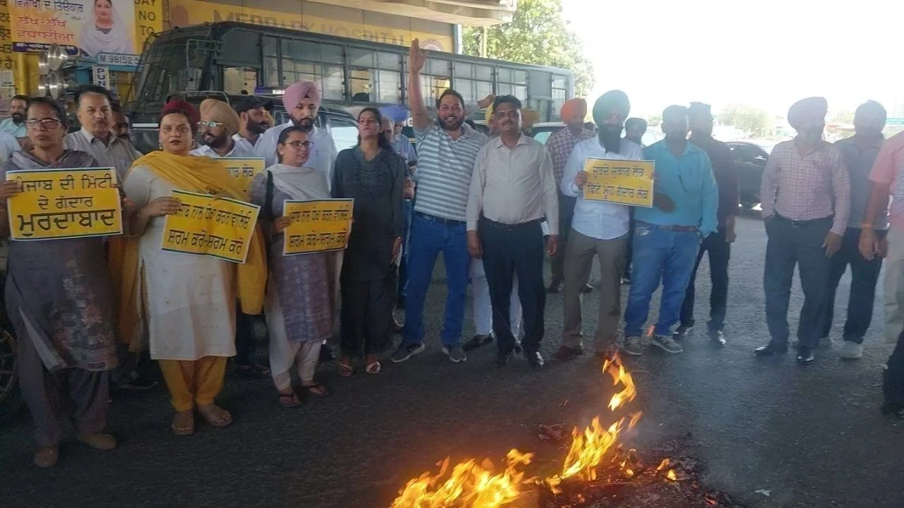 ਖਰੜ ਵਿੱਚ AAP ਵਰਕਰਾਂ ਨੇ ਸੱਤ ਰਾਜ ਸਭਾ ਮੈਂਬਰਾਂ ਦੇ BJP ਨਾਲ ਮਿਲਾਪ ਖ਼ਿਲਾਫ਼ ਰੋਸ ਪ੍ਰਦਰਸ਼ਨ ਕਰਕੇ ਨਾਅਰੇਬਾਜ਼ੀ ਕੀਤੀ