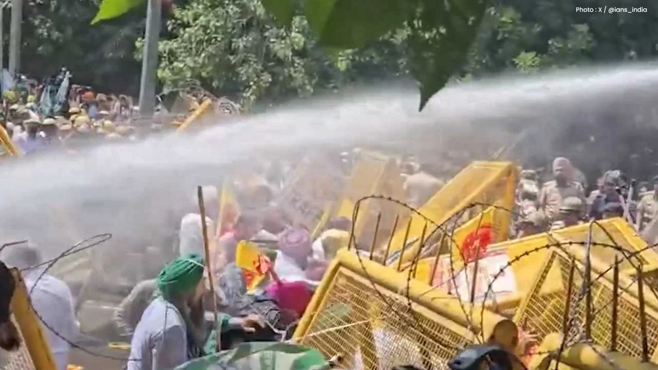 Farmer Protest : ਚੰਡੀਗੜ੍ਹ ਬਾਰਡਰ ‘ਤੇ ਕਿਸਾਨ-ਪੁਲਿਸ ਆਮਨੇ-ਸਾਮਨੇ, ਧੱਕਾ-ਮੁੱਕੀ ਮਗਰੋਂ ਲਾਠੀਚਾਰਜ ਤੇ ਹੰਝੂ ਗੈਸ ਨਾਲ ਮਚਿਆ ਹੜਕੰਪ