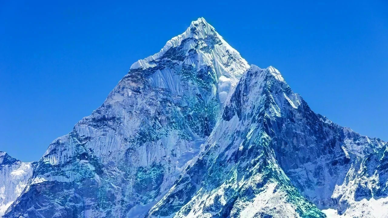 ਕੈਨੇਡੀਅਨ ਪੰਜਾਬੀ ਅਜੈਪਾਲ ਸਿੰਘ ਧਾਲੀਵਾਲ ਨੇ Mount Everest Summit ਕਰਕੇ ਰਚਿਆ ਇਤਿਹਾਸ