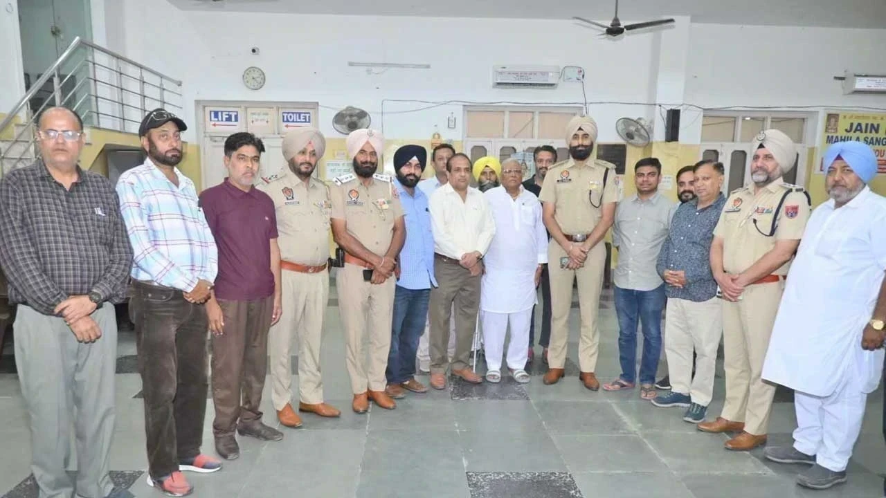 ਫਰੀਦਕੋਟ ਪੁਲਿਸ ਪ੍ਰਸ਼ਾਸ਼ਨ ਵੱਲੋ ਫਰੀਦਕੋਟ ਜਿਲ੍ਹੇ ਦੇ ਸਮੂਹ ਦੁਕਾਨਦਾਰਾ ਅਤੇ ਕਾਰੋਬਾਰੀਆਂ ਨਾਲ ਕੀਤੀ ਅਹਿਮ ਮੀਟਿੰਗ, ਕਮਿਊਨਿਟੀ ਪੁਲਿਸਿੰਗ ਨੂੰ ਹੋਰ ਮਜ਼ਬੂਤ ਕਰਨ 'ਤੇ ਜ਼ੋਰ