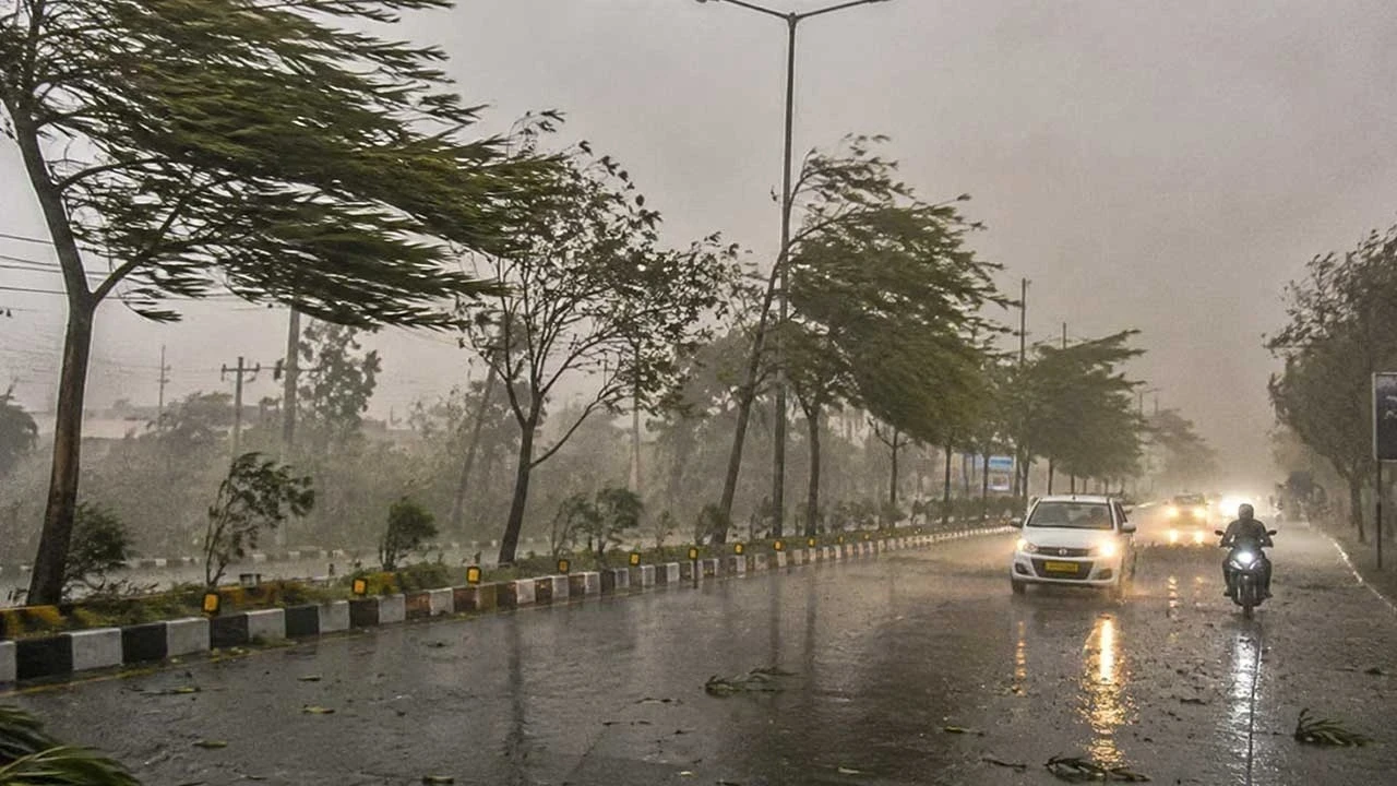 Yellow Alert in Punjab: ਪੰਜਾਬ ’ਚ ਧੂੜ ਭਰੀ ਹਨੇਰੀ ਤੇ ਮੀਂਹ ਨਾਲ ਬਦਲਿਆ ਮੌਸਮ, ਗਰਮੀ ਤੋਂ ਮਿਲੀ ਵੱਡੀ ਰਾਹਤ