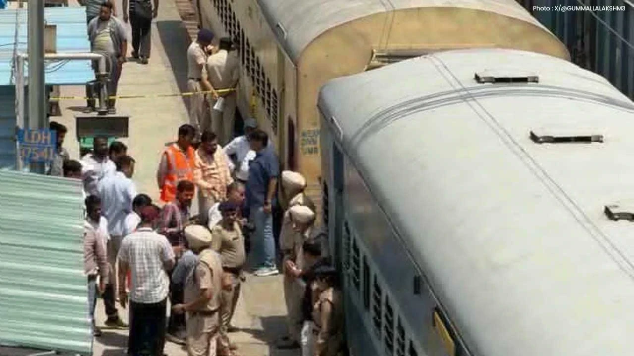 Ludhiana Train Mishap: ਲੁਧਿਆਣਾ ਰੇਲਵੇ ਸਟੇਸ਼ਨ 'ਤੇ ਵੱਡਾ ਹਾਦਸਾ, ਦੋ ਹਿੱਸਿਆਂ 'ਚ ਵੰਡੀ ਟ੍ਰੇਨ; ਸਲੀਪਰ ਕੋਚ ਦਾ ਪਖਾਨਾ ਤਬਾਹ