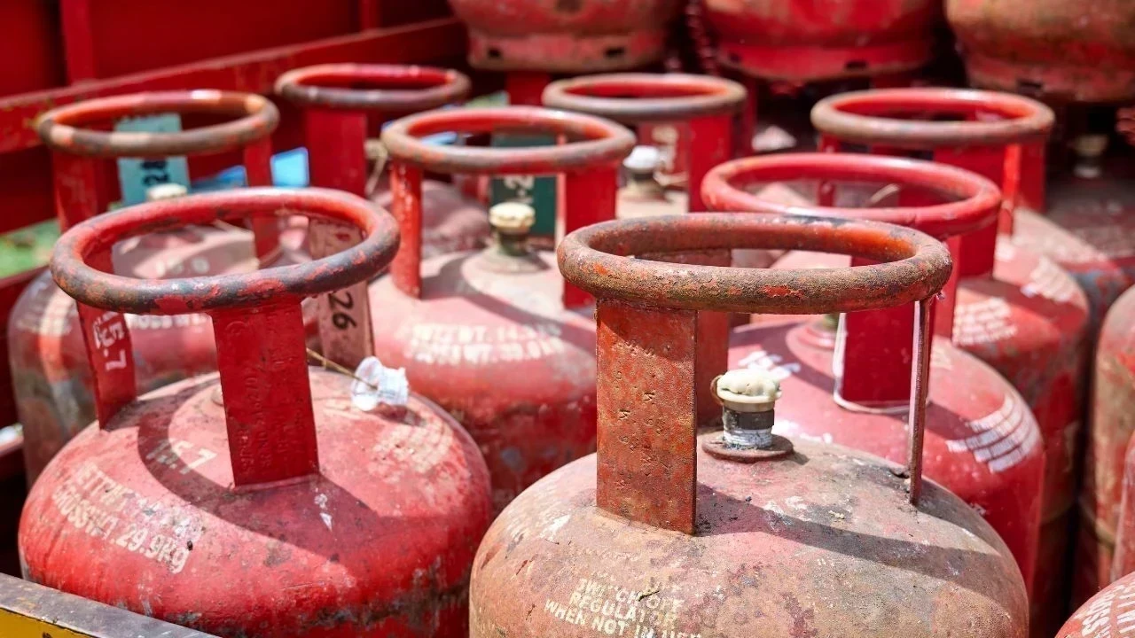 Govt Slashes Subsidised LPG Cylinders: ਮੋਦੀ ਸਰਕਾਰ ਦਾ ਵੱਡਾ ਫੈਸਲਾ, PMUY ਸਿਲੰਡਰ ਕੋਟਾ 9 ਤੋਂ 4 ਕੀਤਾ
