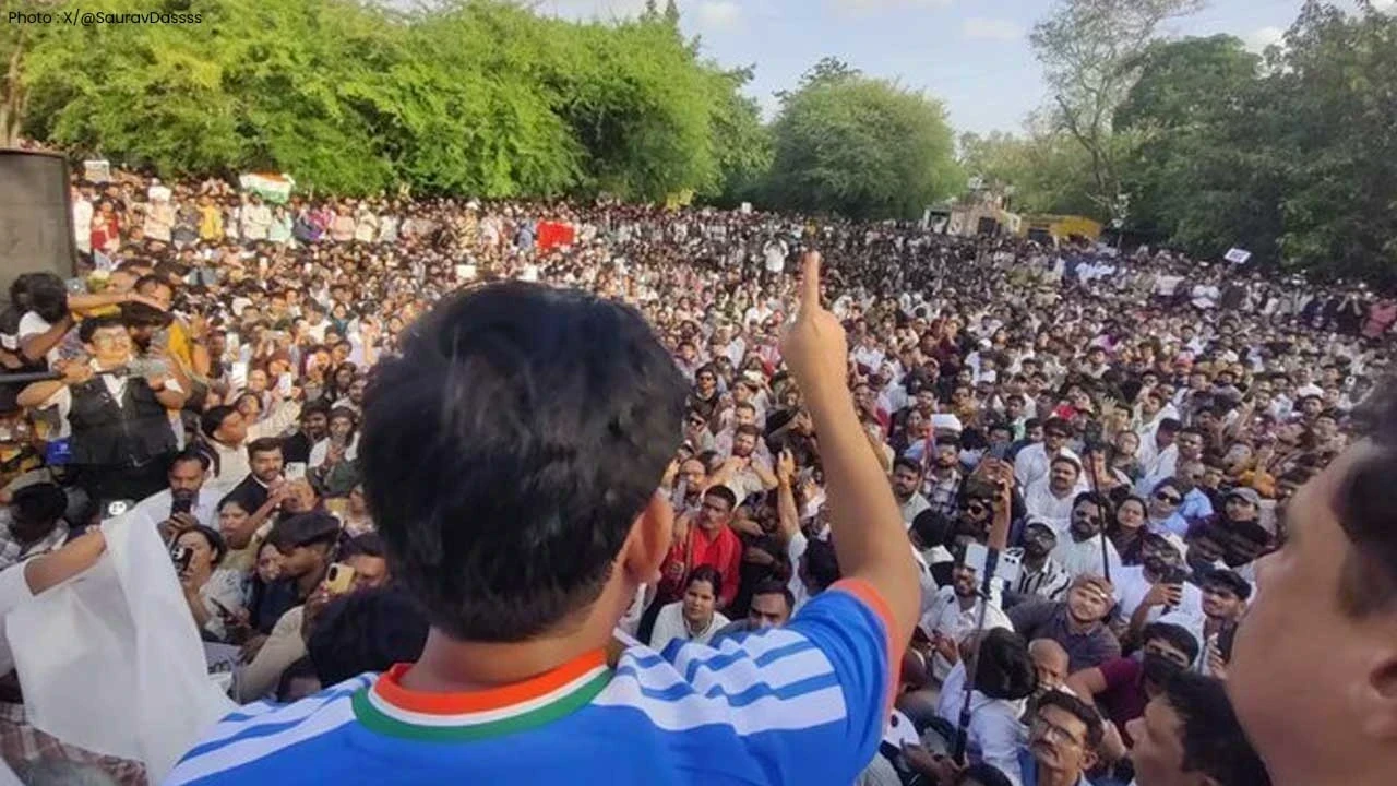 Cockroach Janta Party Founder Joins Lucknow Student Protest Over NEET Leak: ਲਖਨਊ ਵਿੱਚ ਵੱਡਾ ਵਿਦਿਆਰਥੀ ਅੰਦੋਲਨ, ਸਿਆਸਤ ਤੇ ਸਿੱਖਿਆ ਪ੍ਰਣਾਲੀ 'ਤੇ ਸਵਾਲ