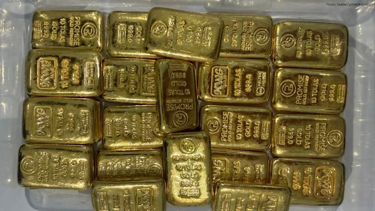 Gold Smuggling ਦਾ ਵੱਡਾ ਖੁਲਾਸਾ! Dubai ਤੋਂ ਆਈ Indigo Flight ਦੇ ਟਾਇਲਟ 'ਚੋਂ ਮਿਲੇ 24 Gold Biscuits, ਕੋਈ ਦਾਅਵੇਦਾਰ ਨਹੀਂ