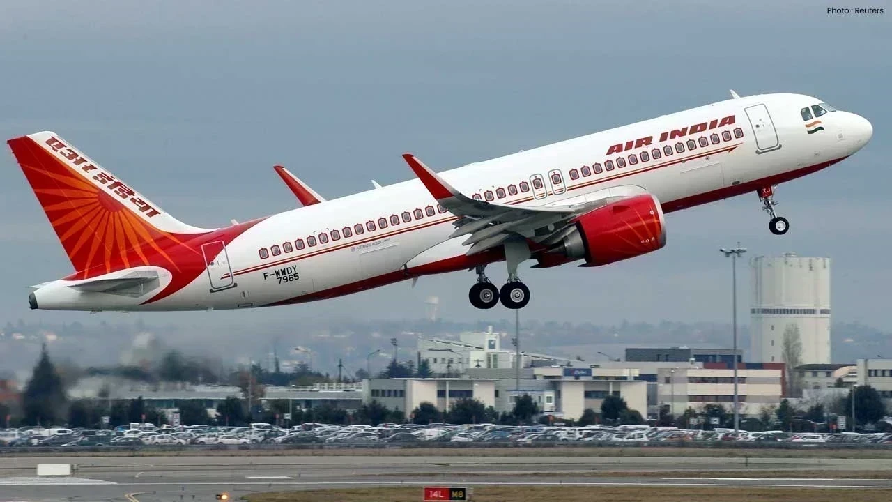 Air India Flight ਨੇ ਪਾਕਿਸਤਾਨੀ ਹਵਾਈ ਖੇਤਰ 'ਚ ਕੀਤੀ ਐਂਟਰੀ, ਚੇਤਾਵਨੀ ਮਿਲਦੇ ਹੀ ਲਿਆ ਯੂ-ਟਰਨ; ਦਿੱਲੀ-ਅੰਮ੍ਰਿਤਸਰ ਉਡਾਣ 'ਚ ਮਚਿਆ ਹੜਕੰਪ