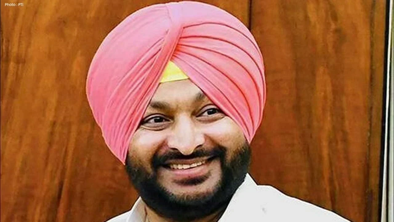 SC ਕਮਿਸ਼ਨ ਅੱਗੇ ਪੇਸ਼ ਹੋਏ ਰਵਨੀਤ ਸਿੰਘ ਬਿੱਟੂ, ਜਾਤੀਸੂਚਕ ਸ਼ਬਦਾਂ ਦੇ ਮਾਮਲੇ 'ਚ ਦਿੱਤਾ ਸਪੱਸ਼ਟੀਕਰਨ