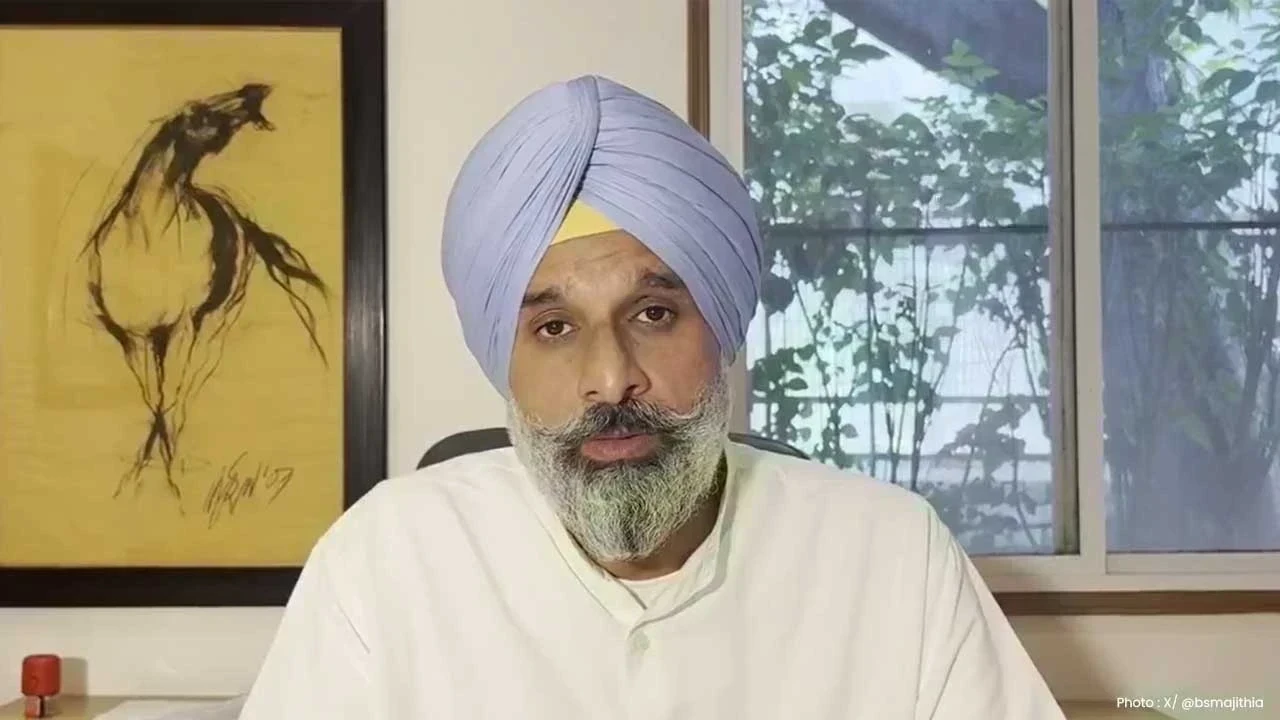CM Mann Viral Video Case: ਭਗਵੰਤ ਮਾਨ ਦੀ 'ਮਾਸਕ' ਥਿਊਰੀ 'ਤੇ ਮਜੀਠੀਆ ਦੇ ਤਿੱਖੇ ਸਵਾਲ, ਕਿਹਾ- ਜੇ ਵੀਡੀਓ ਫਰਜ਼ੀ ਸੀ ਤਾਂ ਰਿਪੋਰਟਾਂ ਕਿਉਂ ਬਣਵਾਈਆਂ?
