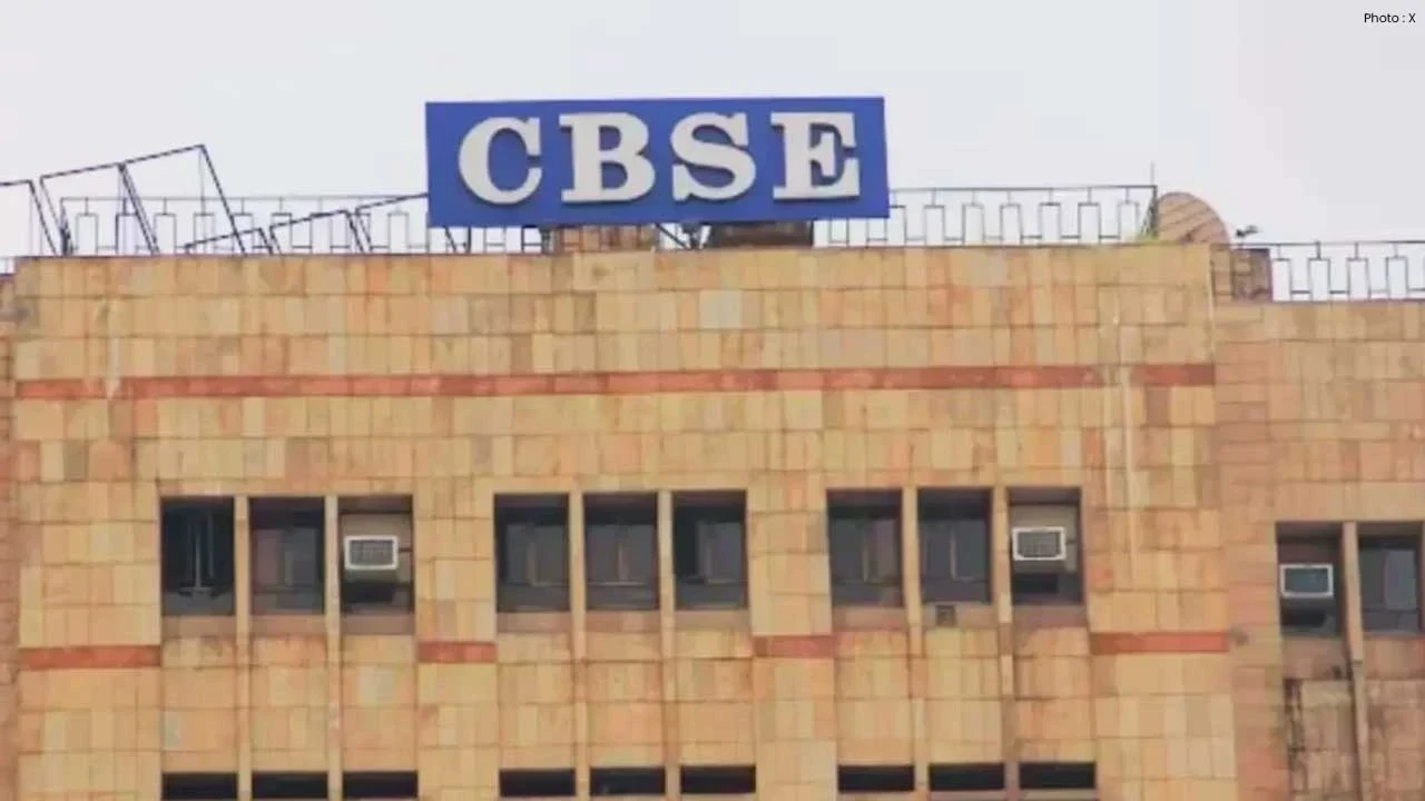 CBSE ਦਾ ਵੱਡਾ ਫੈਸਲਾ! 10ਵੀਂ ਤੇ ਜੂਨੀਅਰ ਕਲਾਸਾਂ ਨੂੰ ਮਿਲੀ ਰਾਹਤ, ਨਵੇਂ ਭਾਸ਼ਾ ਨਿਯਮਾਂ ਨੇ ਬਦਲਿਆ ਸਿਸਟਮ