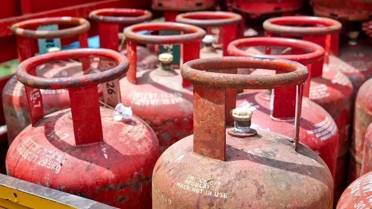 Gas Cylinder Price Slashes: 19 ਕਿਲੋਗ੍ਰਾਮ ਵਪਾਰਕ ਗੈਸ ਸਿਲੰਡਰ ਹੋਇਆ ₹183.50 ਸਸਤਾ, ਪੈਟਰੋਲ ਨਿਰਯਾਤ 'ਤੇ ਡਿਊਟੀ ਵਧੀ