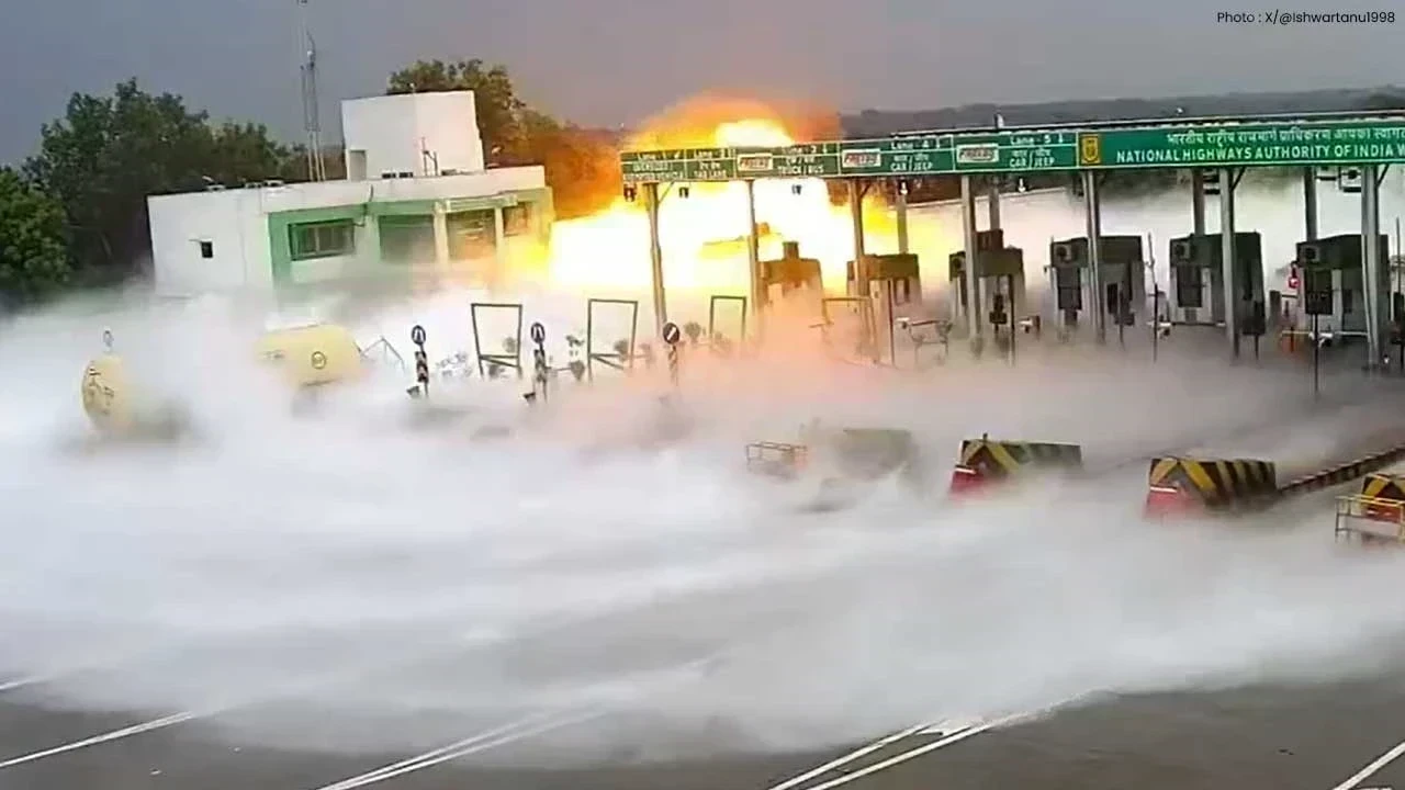 Kaushambi Fire Tragedy Video: ਕੌਸ਼ਾਂਬੀ LPG ਟੈਂਕਰ ਧਮਾਕੇ ਦੀ CCTV ਆਈ ਸਾਹਮਣੇ, ਟੋਲ ਪਲਾਜ਼ਾ 'ਤੇ 5 ਲੋਕਾਂ ਦੀ ਮੌਤ